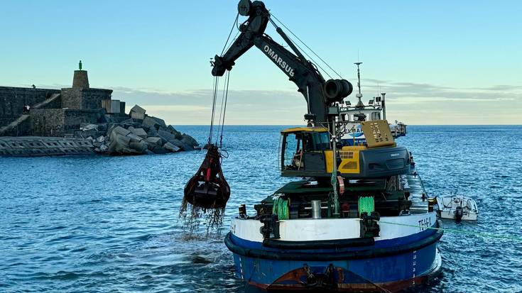 Zumaiako bokalea dragatzen ari dira egunotan