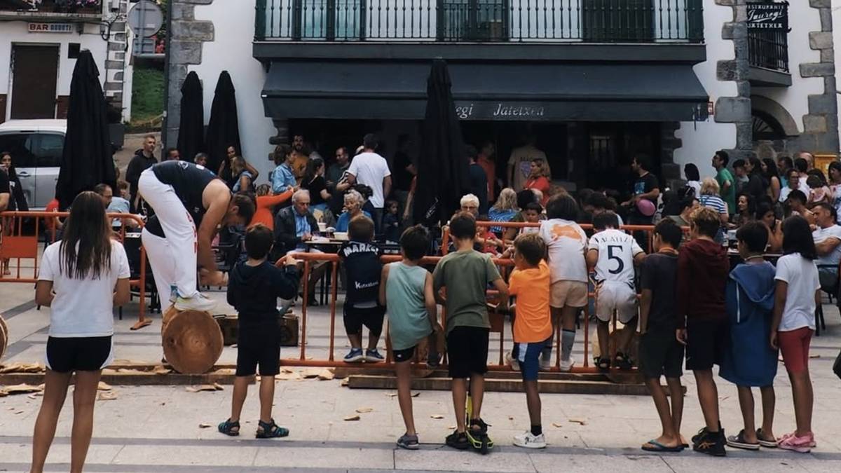 Aiako Jauregi taberna herri kirolez eta musikaz lepo egongo da tabernaren lehenengo urteurrena ospatzeko
