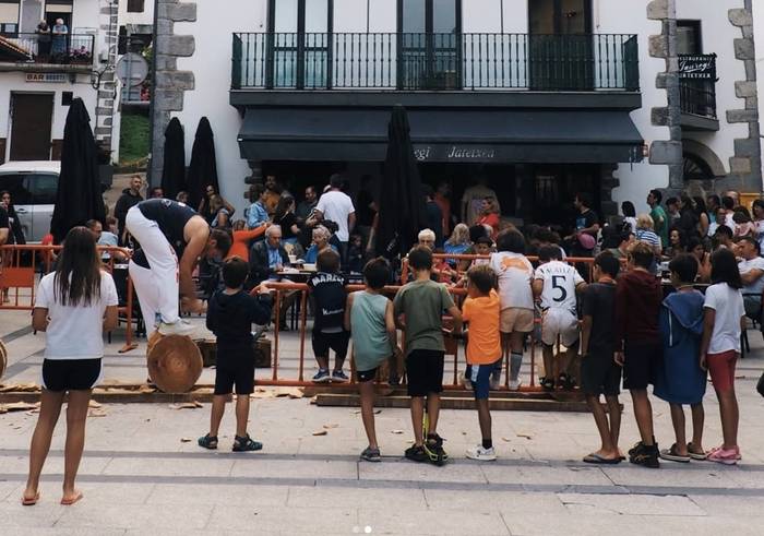 Aiako Jauregi taberna herri kirolez eta musikaz lepo egongo da tabernaren lehenengo urteurrena ospatzeko