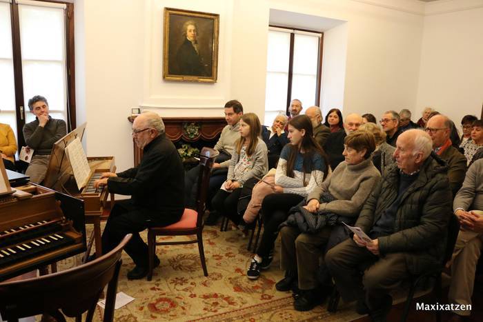 Zaharberritutako fortepianoak doinu ederrak utzi ditu Intsausti jauregian