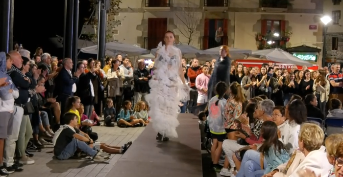 Orioko Gure Altxorrak moda desfilea bideoan