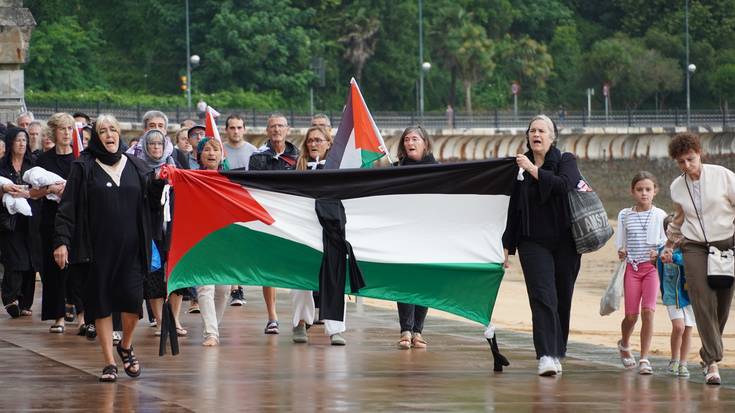 Herritarrek bat egin dute Palestinari babesa adierazteko martxarekin