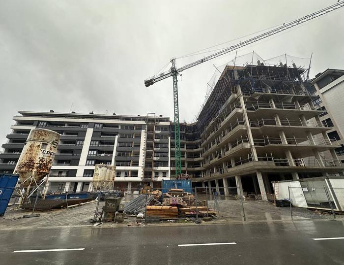 Langile bat altuera handi batetik erori eta larri zauritu da Azpeitian