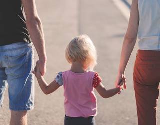 Seme-alabei mugak jartzen ikasteko saioak, urrian