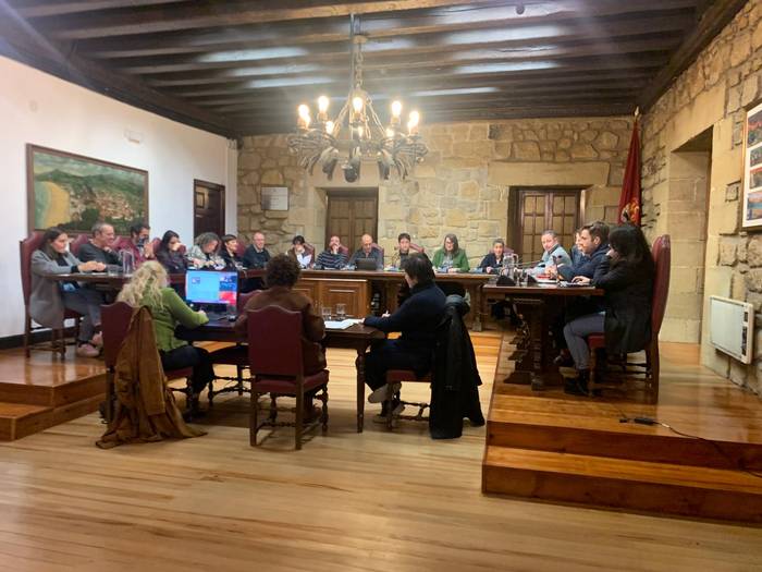 Aho batez onartu dituzte udal langileen ordainsariak igotzea