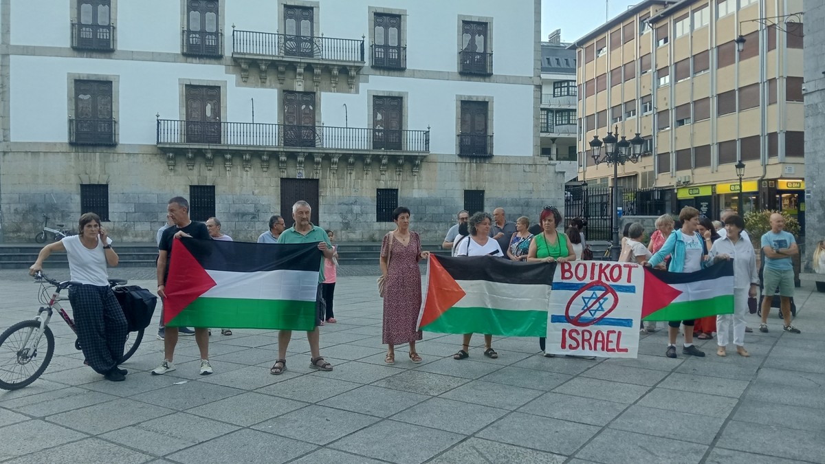Palestinar herriari elkartasuna adierazi diote beste behin plazan