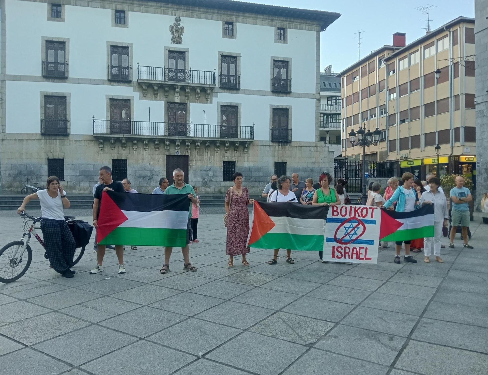 Palestinako herriari elkartasuna adierazi diote beste behin plazan