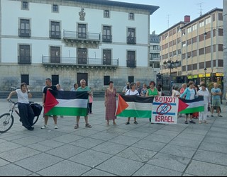 Palestinako herriari elkartasuna adierazi diote beste behin plazan