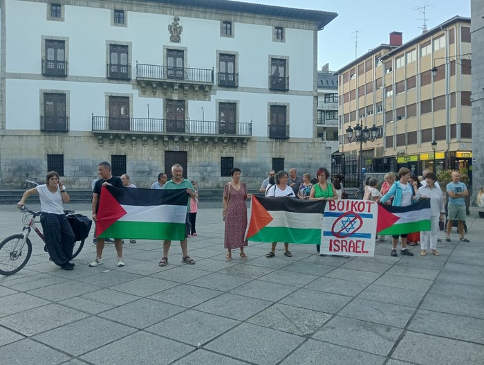 Palestinar herriari elkartasuna adierazi diote beste behin plazan
