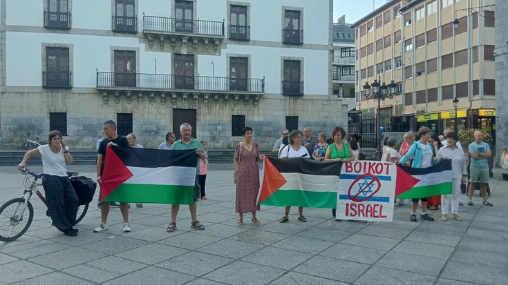 Palestinar herriari elkartasuna adierazi diote beste behin plazan