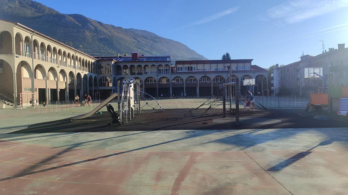 Skate parkea eta Xabier Munibe ikastolaren atari berria, oraingoz, ez aurrera eta ez atzera