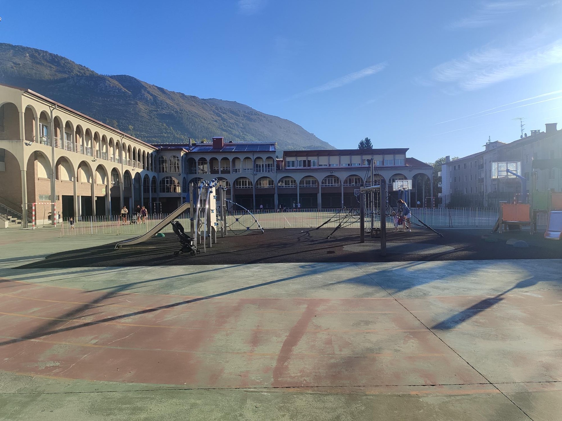 Skate parkea eta Xabier Munibe ikastolaren atari berria, oraingoz, ez aurrera eta ez atzera