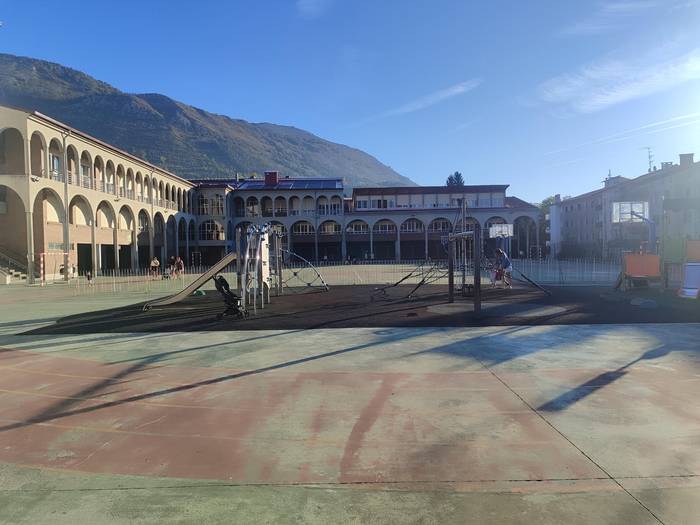 Skate parkea eta Xabier Munibe ikastolaren atari berria, oraingoz, ez aurrera eta ez atzera