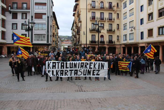 Elkarretaratzea egin dute Zarautzen Kataluniari elkartasuna adierazteko