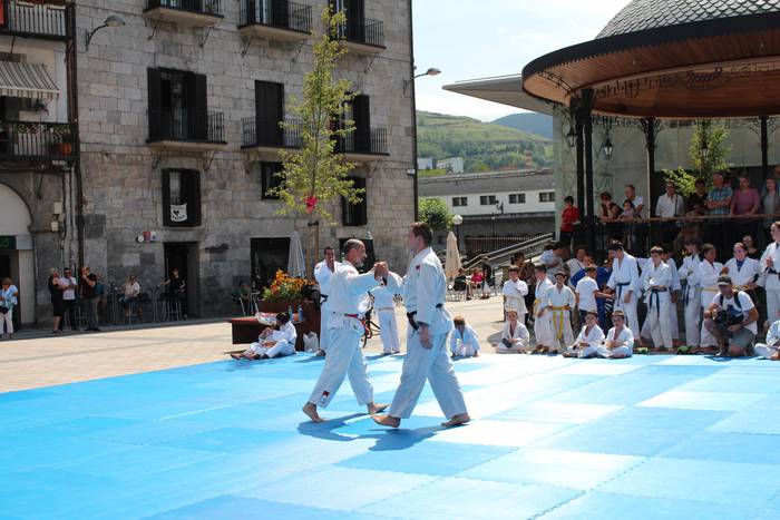 Beren abileziak erakutsi dituzte Kimura judo klubeko kideek, Azpeitiko plazan