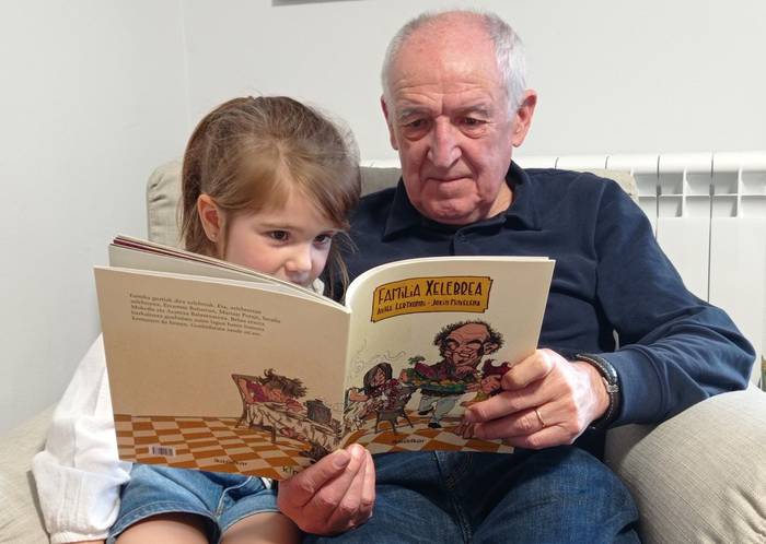 Irudimena lantzera gonbidatzen duen 'familia' aurkeztu du Anjel Lertxundik