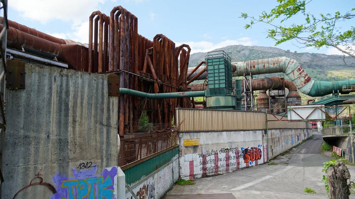 "Laster" hasiko dira Corrugados Azpeitiaren altzairutegia eraisten