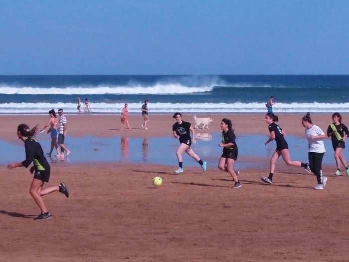 Zarauzko hondartza futbol txapelketako lehen partidak jokatu dituzte gaur