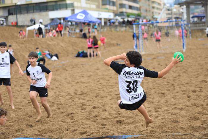 Eskubaloi jaiak aurrera darrai hondartzan, badator Txaparrotan