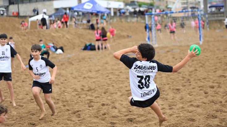 Eskubaloi jaiak aurrera darrai hondartzan, badator Txaparrotan