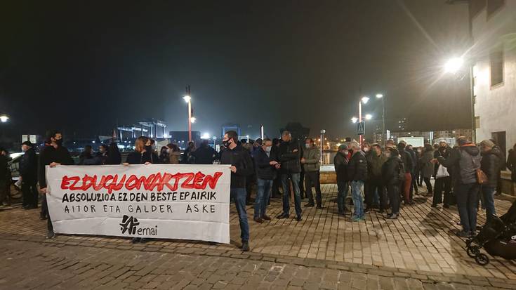 Aitor Zelaia eta Galder Barbadoren aurkako sententzia salatzeko elkarretaratzea egin dute Zumaian