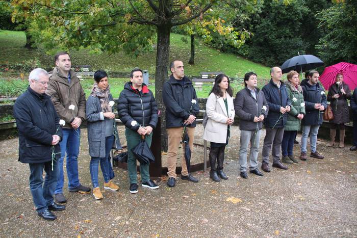 Biktimak izan dituzte gogoan Zarauzko Arrosategi parkean
