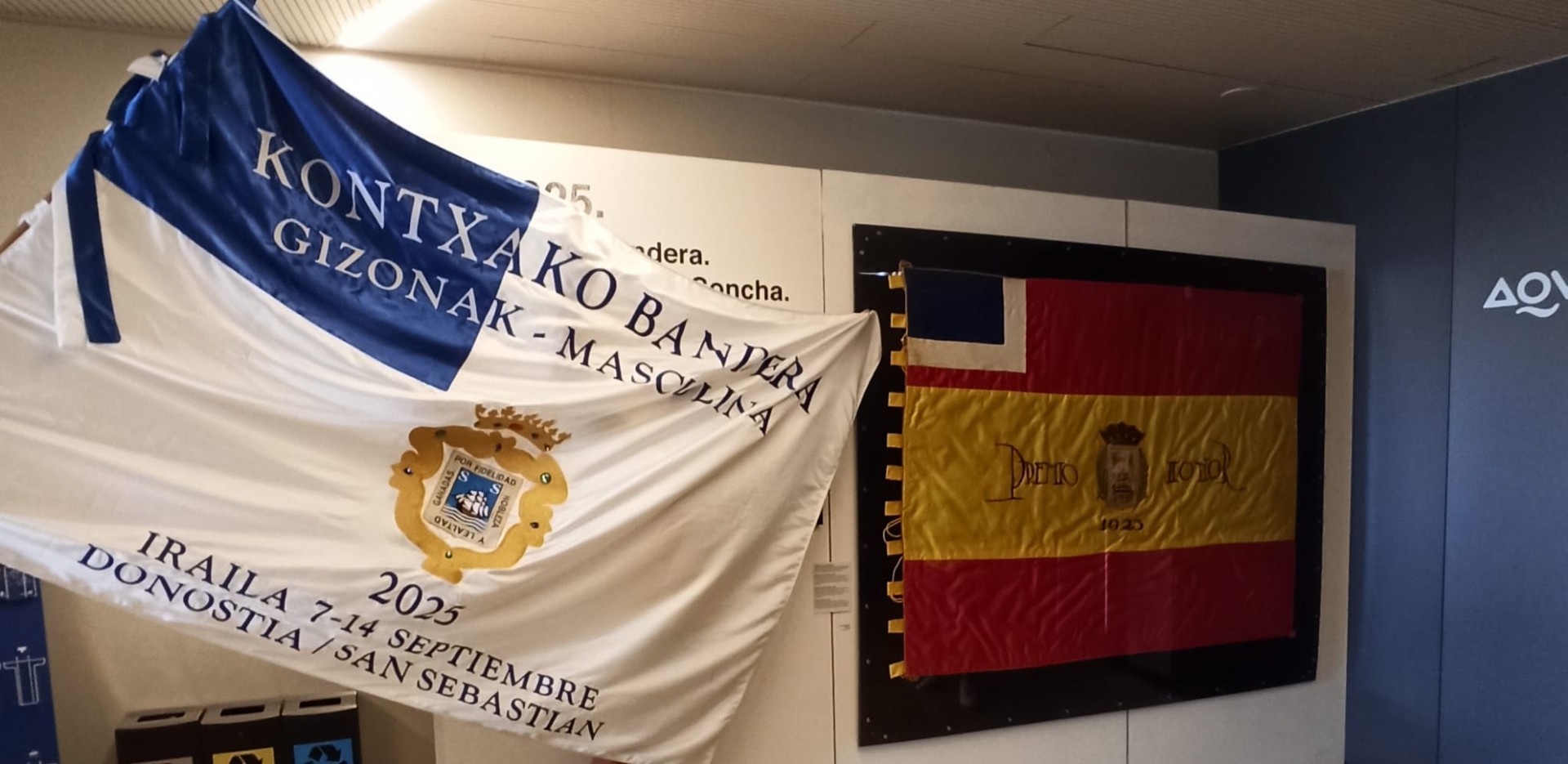 Mende batek lotutako bi bandera
