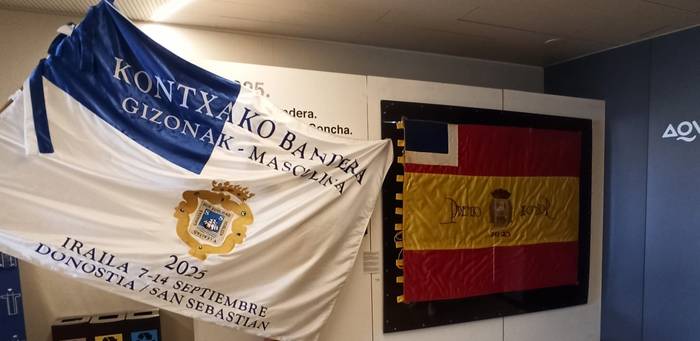 Mende batek lotutako bi bandera