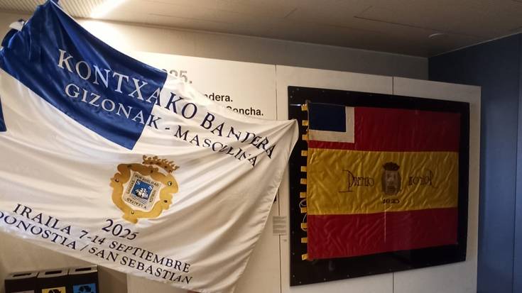 Mende batek lotutako bi bandera