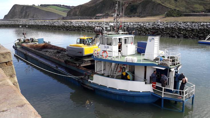 Urola ibaia dragatzen ari zen itsasontziari helizea puskatu zaio