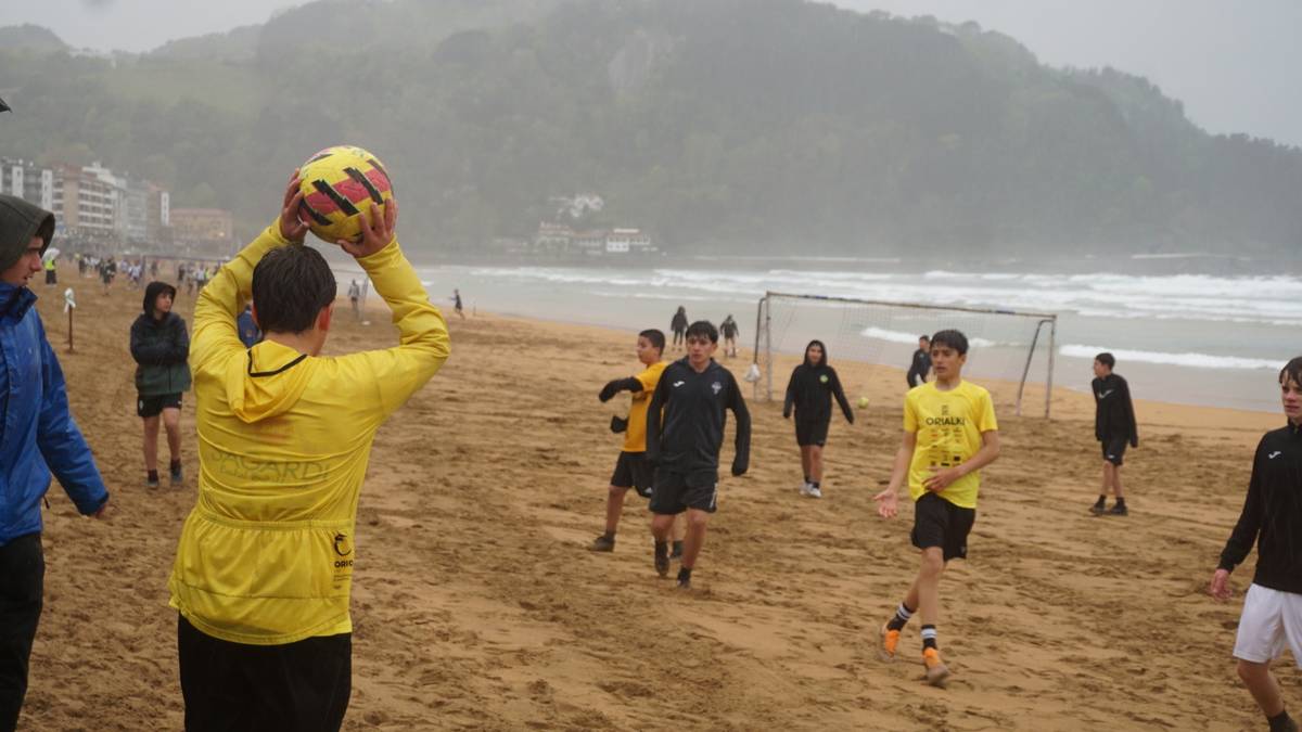 Hotzaren eta euriaren gainetik, ondo pasatzeko gogoa gailendu da VI. Play-Eruetan