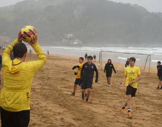 Hotzaren eta euriaren gainetik, ondo pasatzeko gogoa gailendu da VI. Play-Eruetan