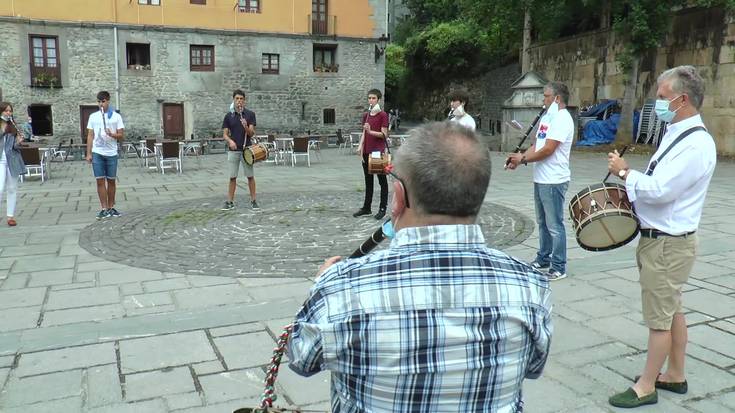 Txistulariek eta Musika bandak kalejira egin dute Azkoitian