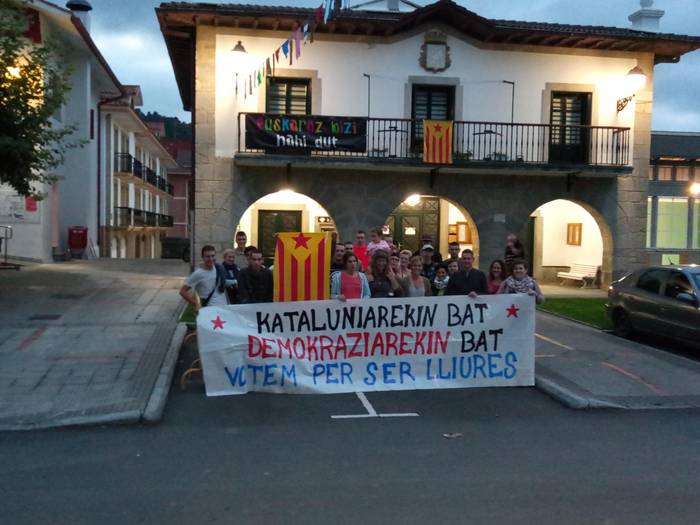 Kataluniako prozesu subiranistari babesa agertu diote Aizarnazabalen ere