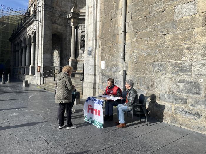 Azkoitian ere pentsiodunen HELaren aldeko sinadurak biltzen hasi dira