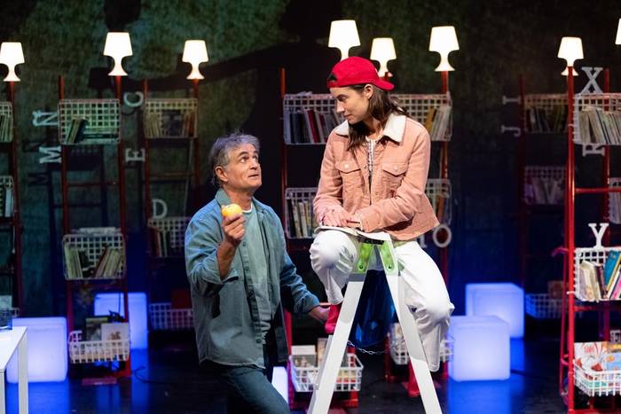 'Mundua pitzatuta dago baina hortxe gabiltza oinez' antzezlana, igandean Modelon