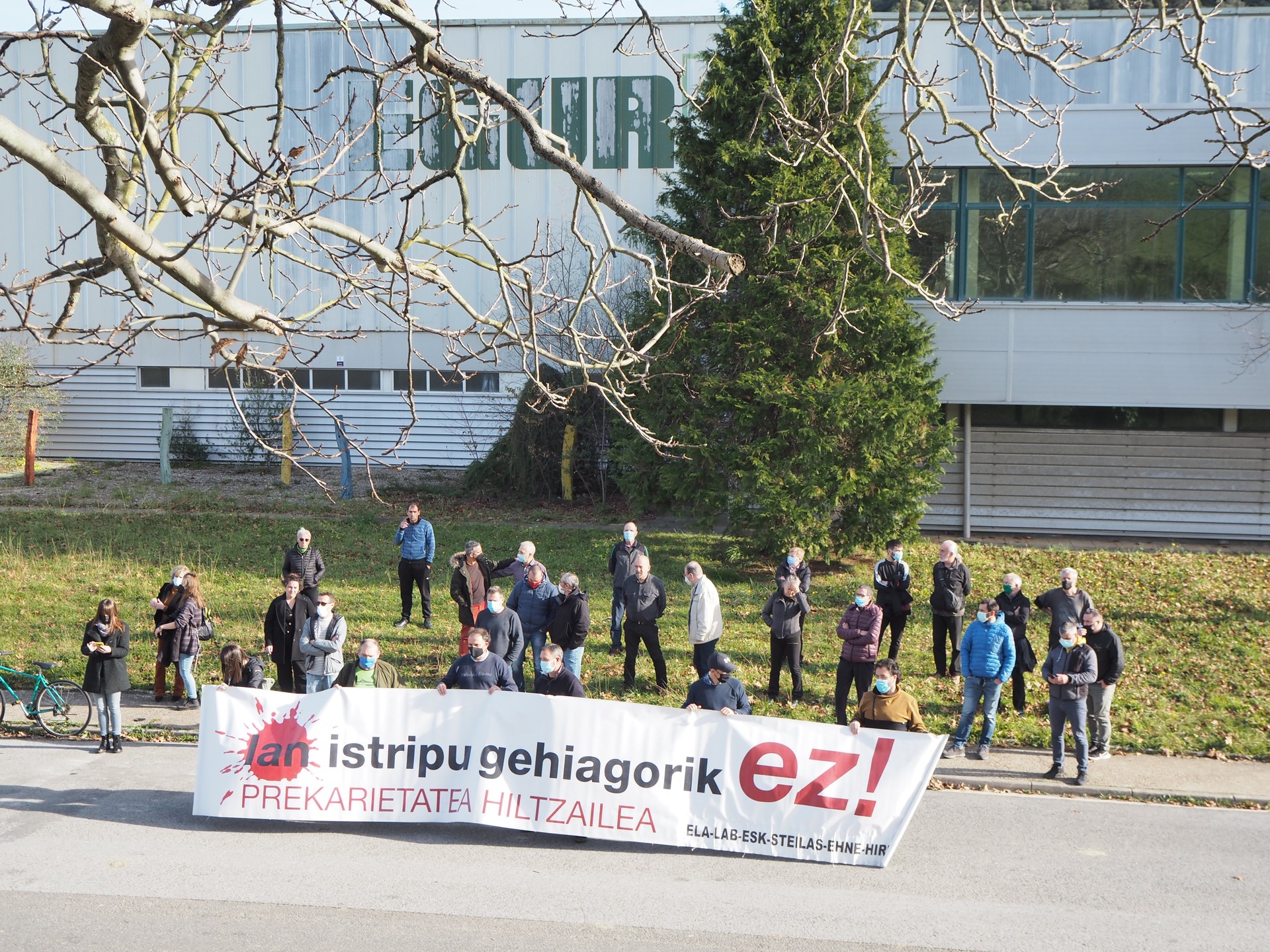 Zapatuko heriotza salatu dute Egurko enpresa aurrean