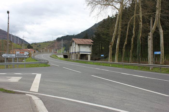 Urtebete eta gero, "lotura segururik gabe" jarraitzen du Lasao parean Azpeitia eta Zestoa arteko bidegorriak