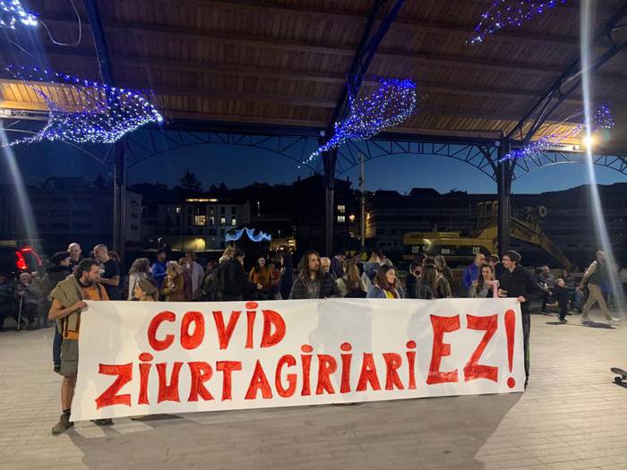 COVID ziurtagiriaren kontra elkarretaratu da hainbat herritar