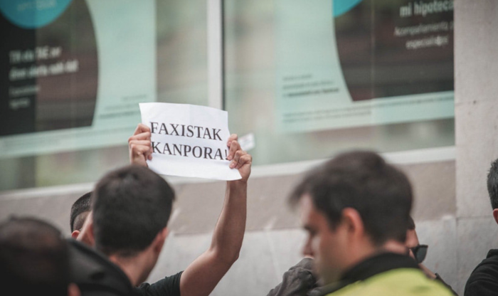 Elkar-ekinek elkartasuna adierazi die ikertuak izaten ari diren 43 herritarrei