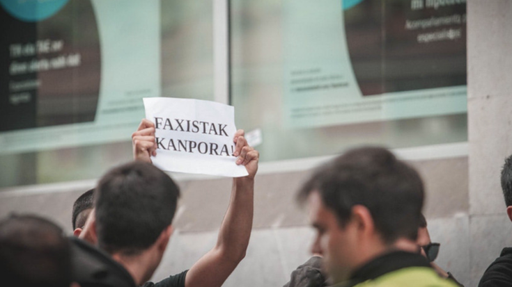 Elkar-ekinek elkartasuna adierazi die ikertuak izaten ari diren 43 herritarrei