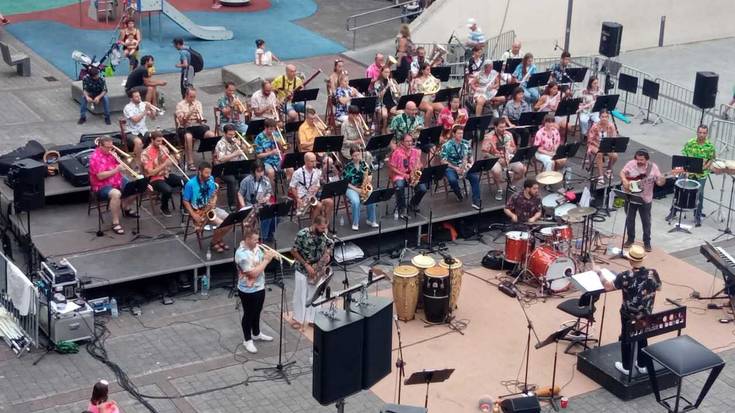 Eusebio Gurrutxaga plaza beteta, Zumaiako Musika Bandaren kontzertuan
