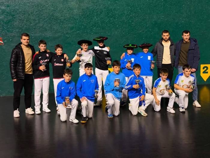 Oteizako alebinak eta infantilak, Eskuz Binakako Errendimenduko Gipuzkoako Txapelketan nagusi