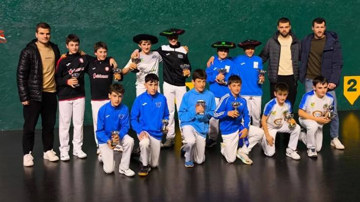 Oteizako alebinak eta infantilak, Eskuz Binakako Errendimenduko Gipuzkoako Txapelketan nagusi