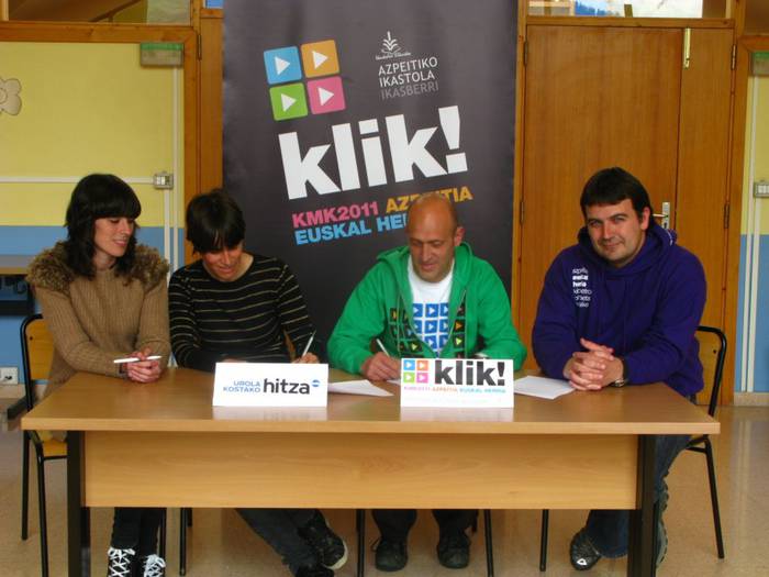 Kilometroak 2011ren harira, hitzarmena sinatu dute Azpeitiko Ikastola Ikasberrik eta Hitzak