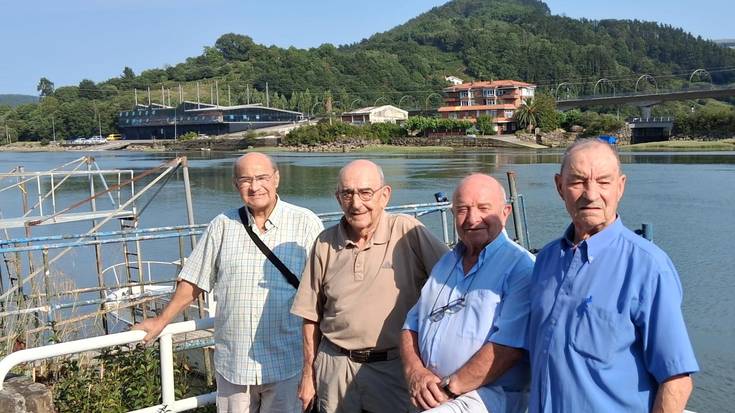 Talde argazkia duela 50 urteko Orio Arraunketa Elkarteko zuzendaritza gogoratzeko