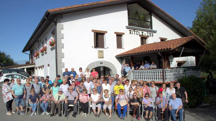 Azkizura eta Aittola Zaharrera egun-pasa egin dute Azkoitiko jubilatuek