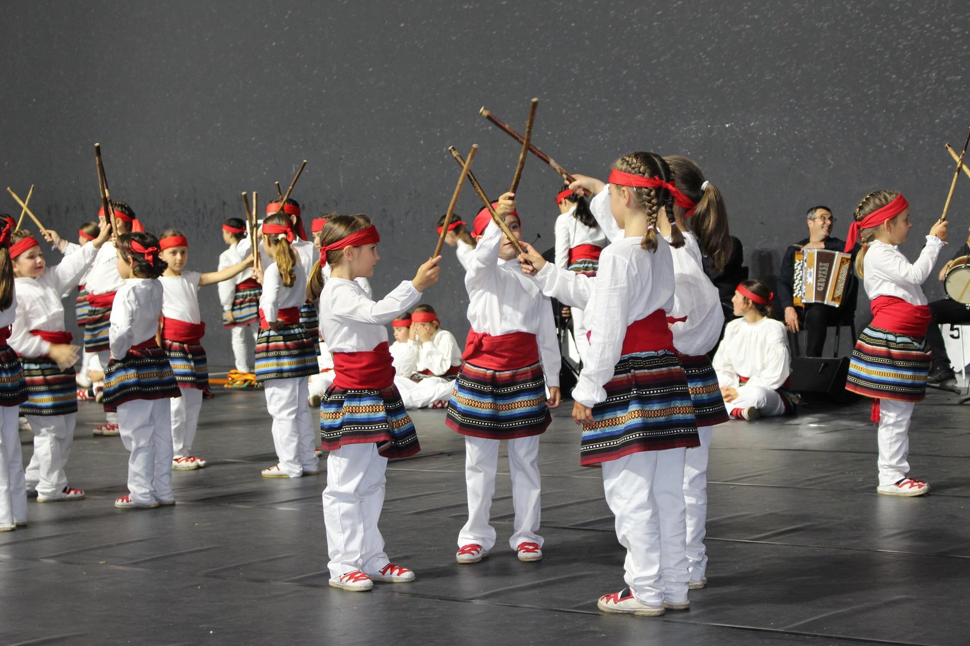 Lapurdiko kaskaroten dantza eta doinuekin osatutako emanaldia eskainiko dute Itxaropenakoek igandean