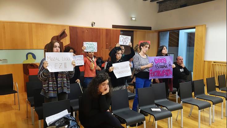 M8an feministek jasotako isunaren inguruan EH Bilduk aurkeztutako proposamena onartu du bilkurak