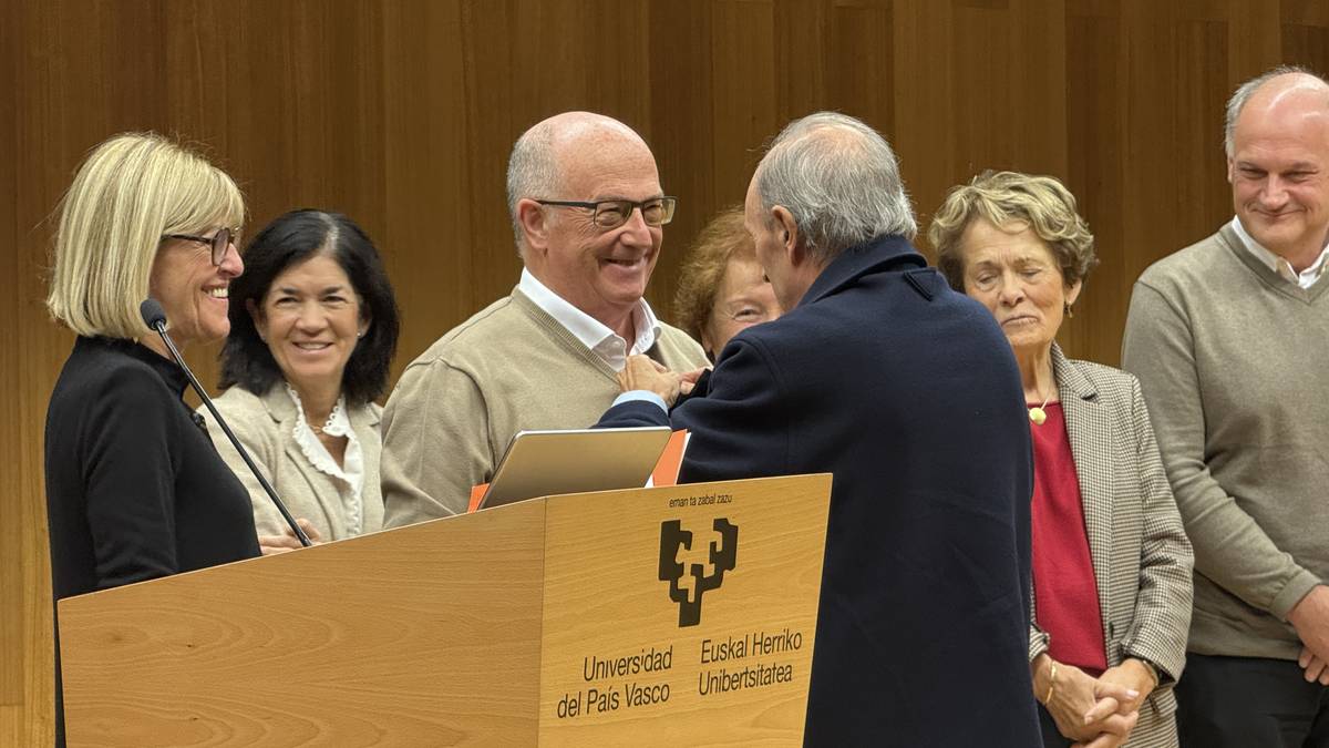 Hurkoa fundazioaren Urrezko H saria jaso du Javier Zubizarreta alkatea ohiak